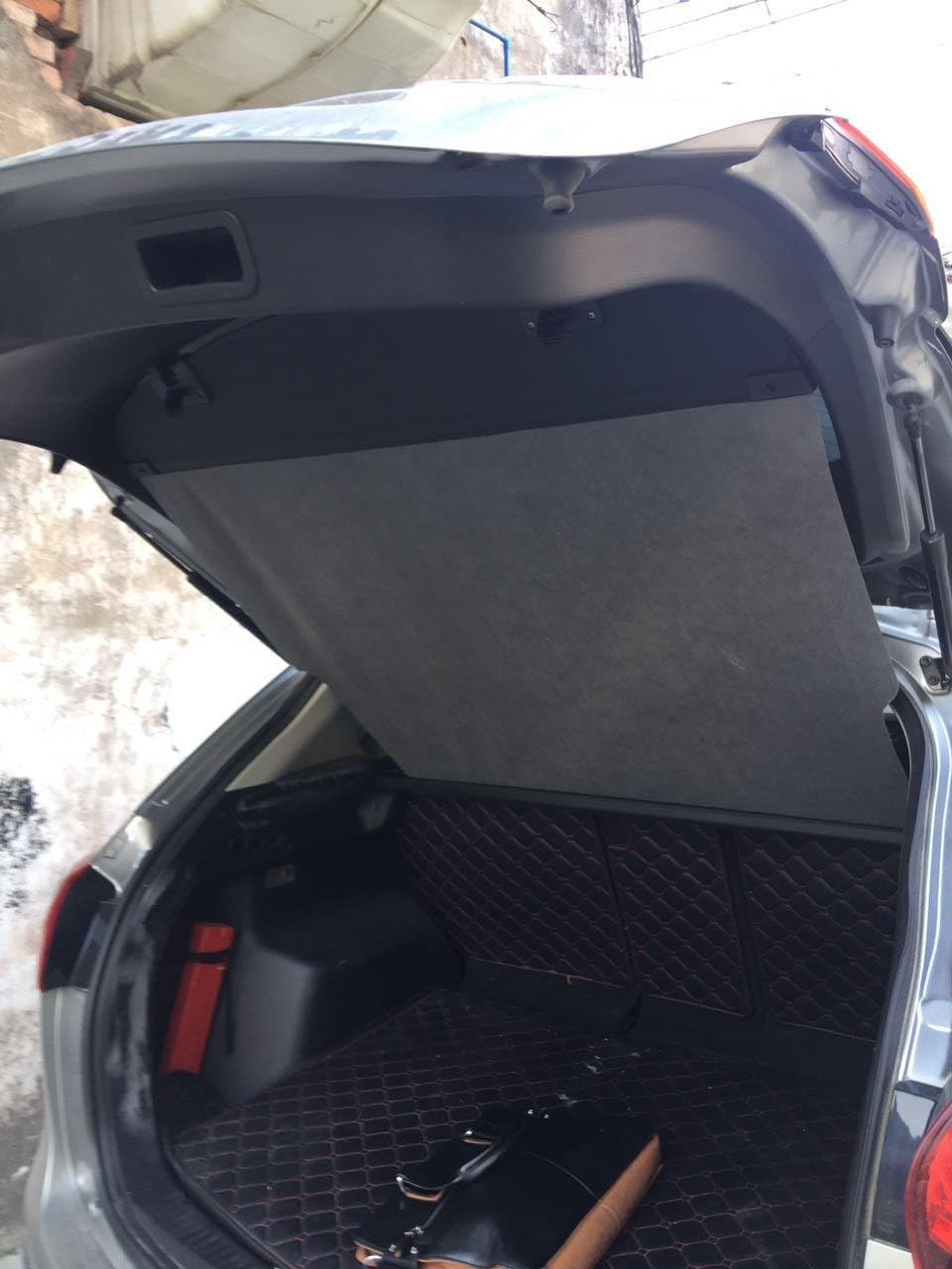 Black Retractable Cargo Cover V592